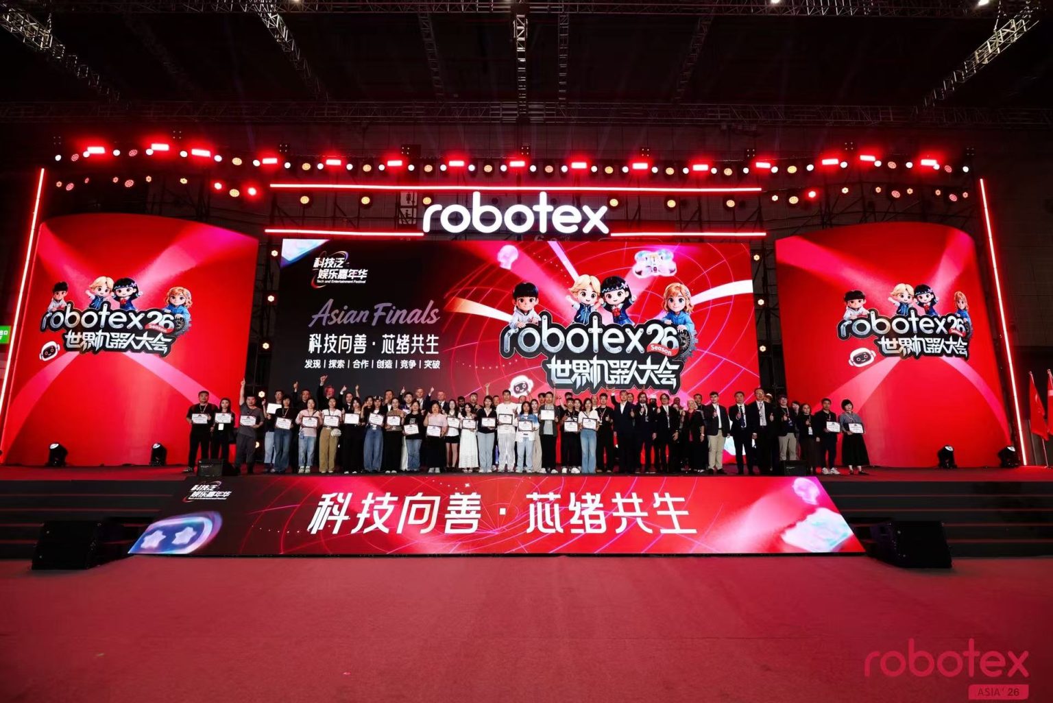 Foto de grupo en el escenario de las Finales Asiáticas de Robotex 2026