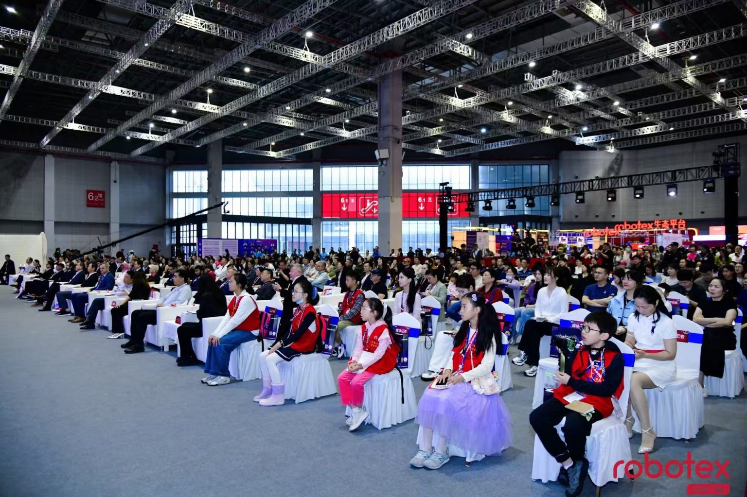 Asistentes a la ceremonia de inauguración de Robotex Asia 2026