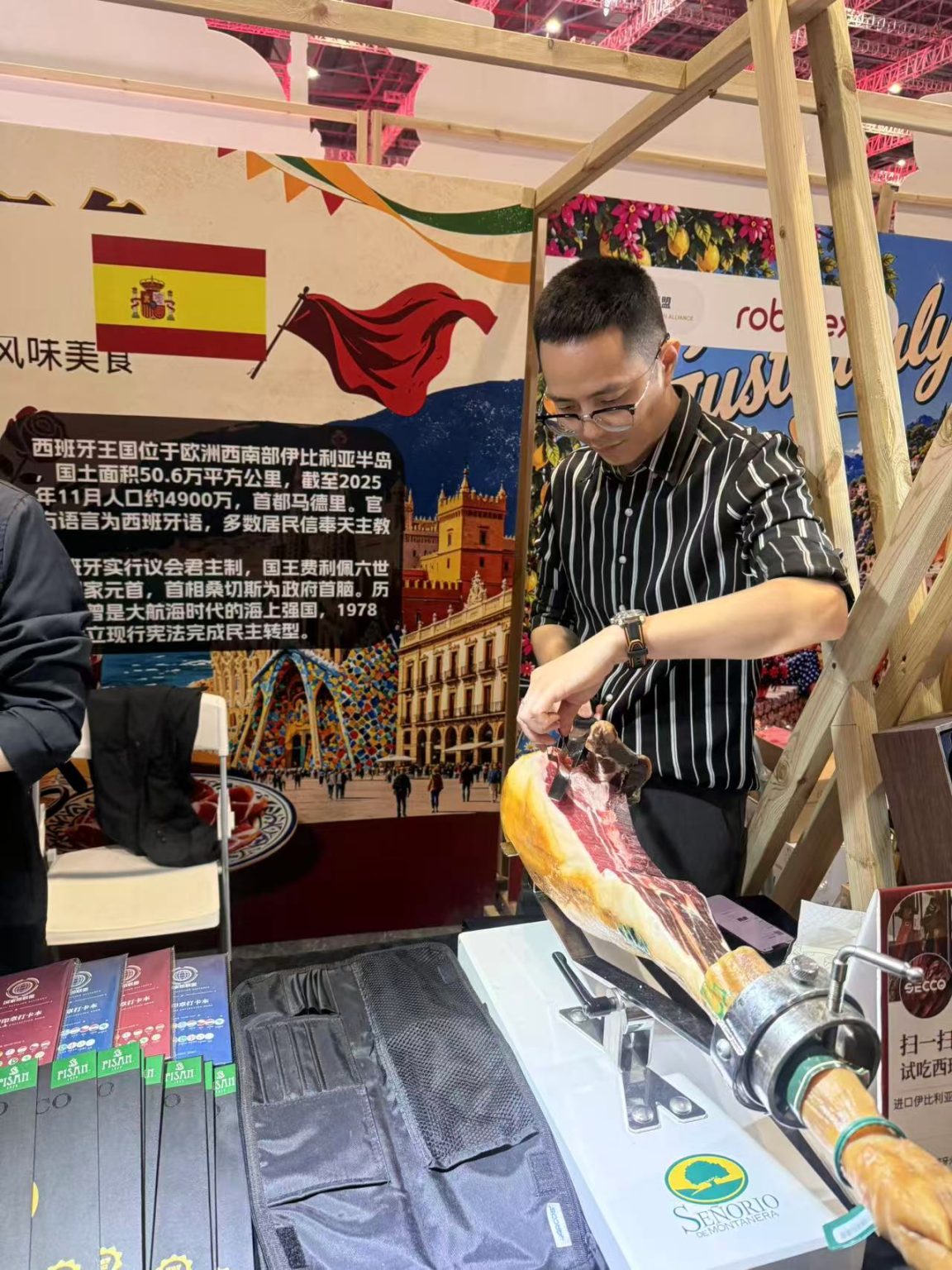 Degustación de jamón ibérico en el pabellón de España en Robotex Asia 2026